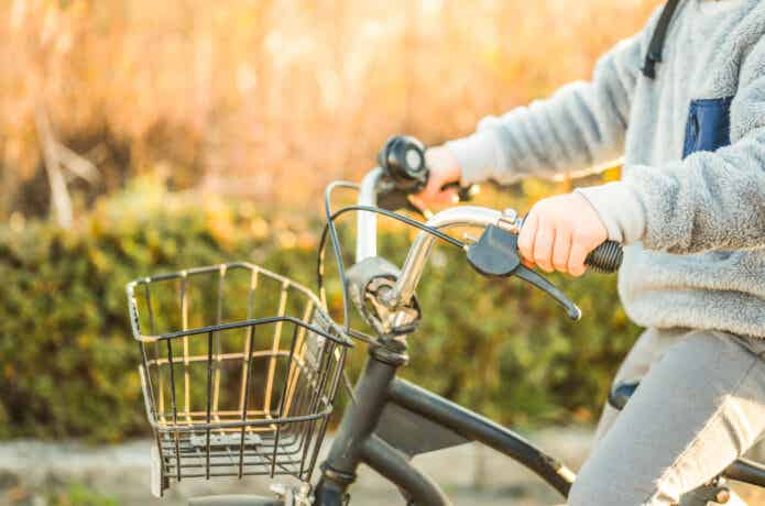 前カゴのある自転車に乗る少年