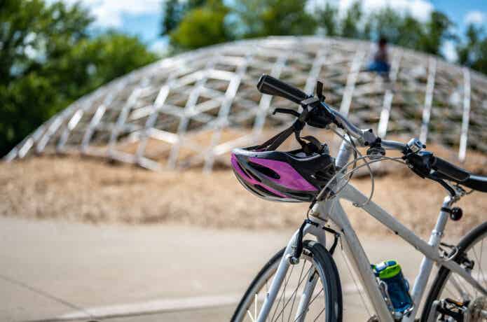 ハンドルにヘルメットをかけて止めている自転車