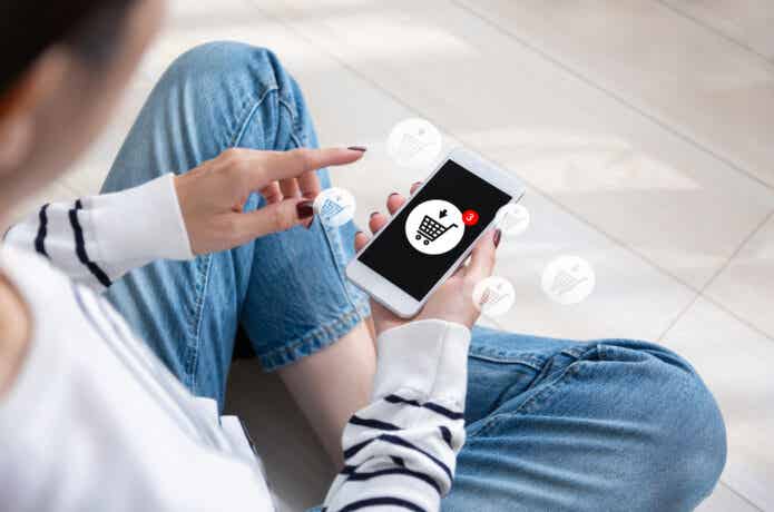 ネットショッピングする女性