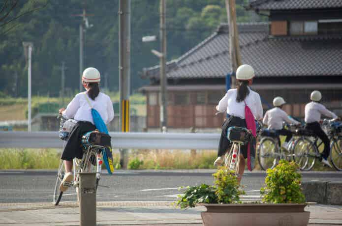 自転車通学をする学生