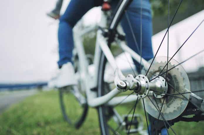 24インチロードバイクに乗る大人の女性