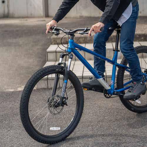 TRIGGER（トリガー）で街乗りする男性