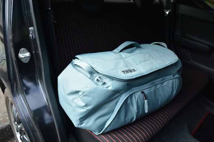 THULEのバッグを車の後部座席に載せる