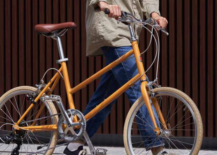 tokyobike carinを押し歩く男性