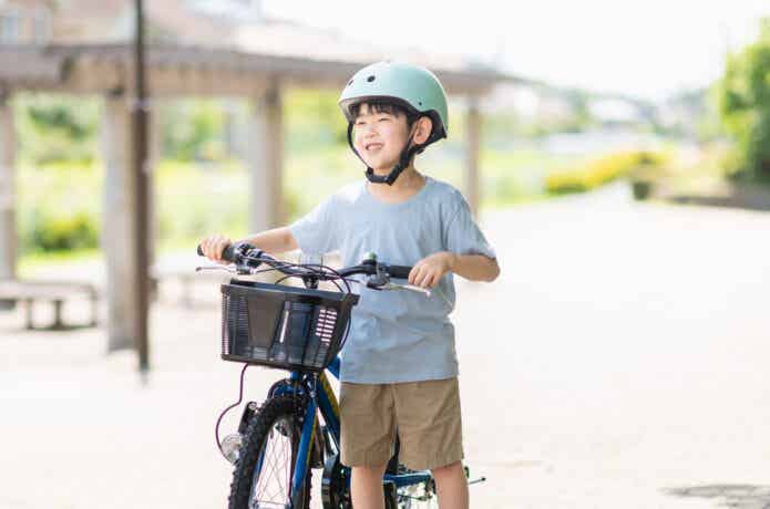 自転車をおす小学生