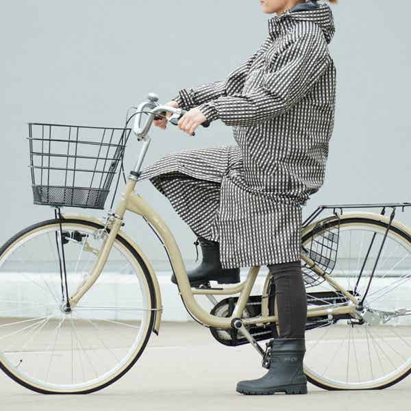 自転車用レインコートを着る女性