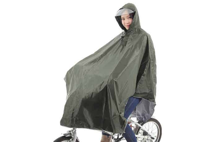自転車用ポンチョを着る女性