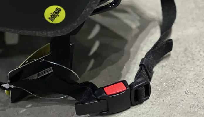 ヘルメットバックル