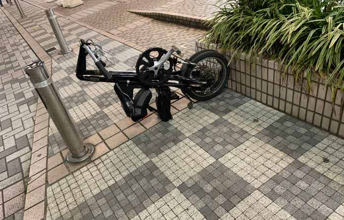 縦長に折り畳まれた折りたたみ自転車
