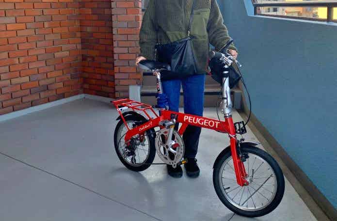自転車をおす女性