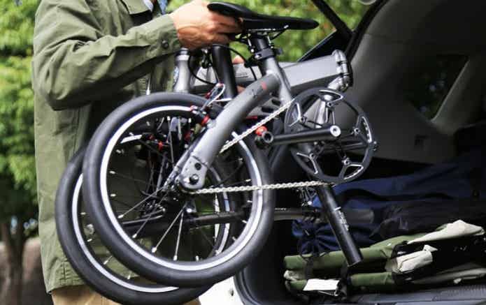 折りたたみ自転車を車に積むところ