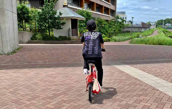 16インチ折りたたみ自転車に乗っている人の後ろ姿