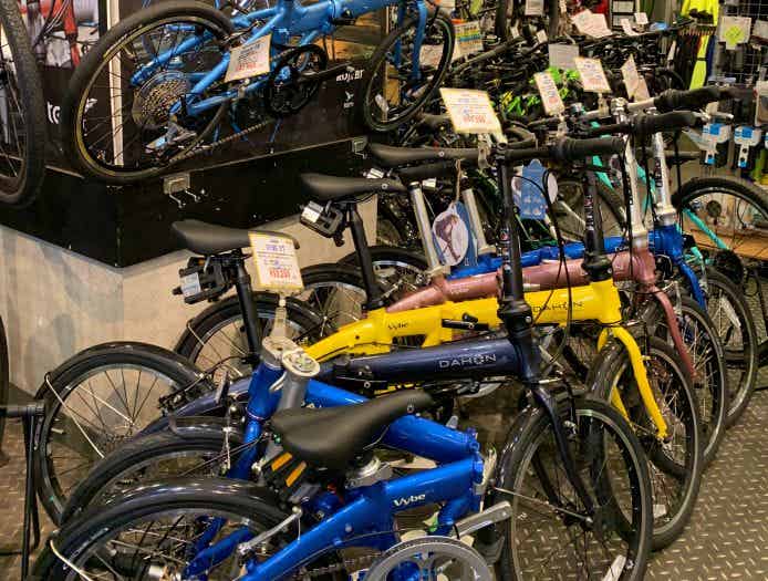 自転車ショップの折りたたみ自転車売り場