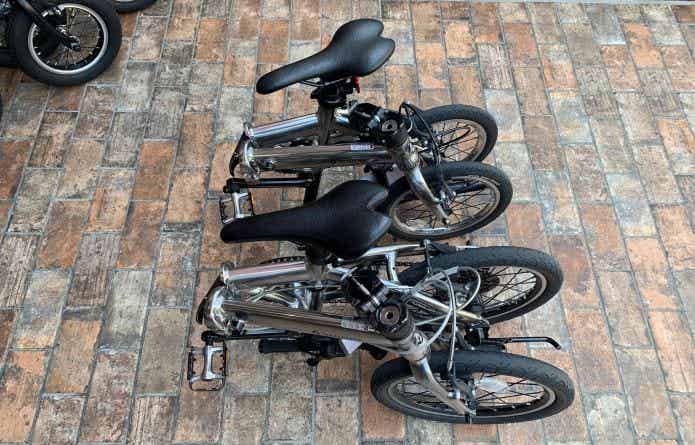 ルノーの折りたたみ自転車2台を折りたたむ