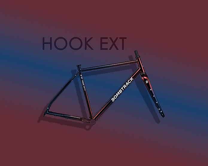 「HOOK EXT」メタリックサングロウフェード|夜明けの空を纏ったアドベンチャーバイク