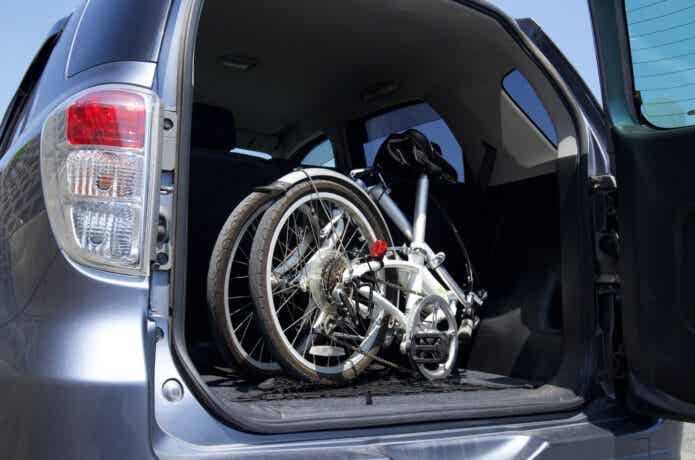 車載した折りたたみ自転車