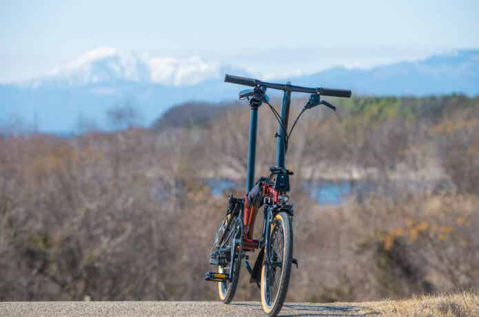 景色の良い場所に止めた小径車