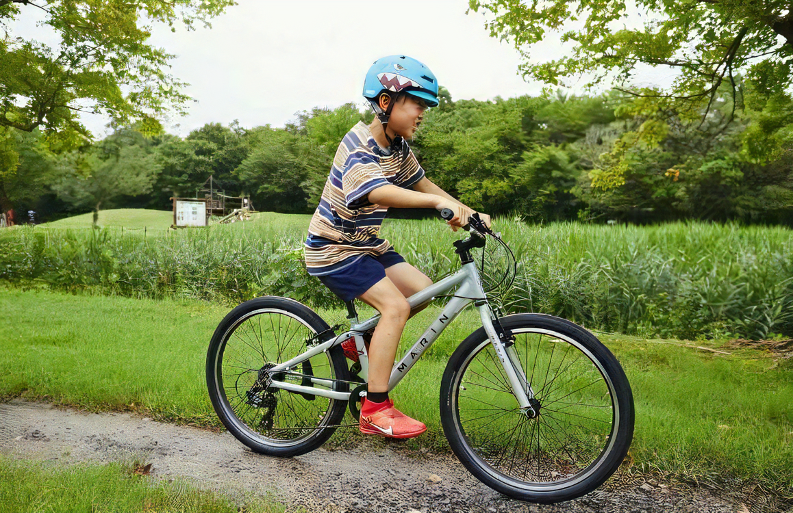 24インチのクロスバイクに乗る子供