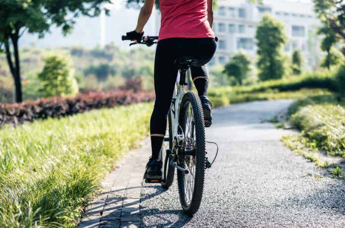 26インチマウンテンバイクで街乗りする女性