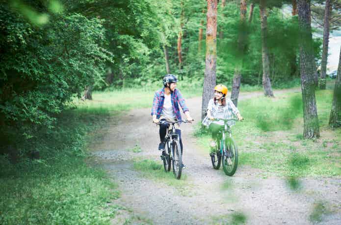 26インチマウンテンバイクでオフロード走行する男女
