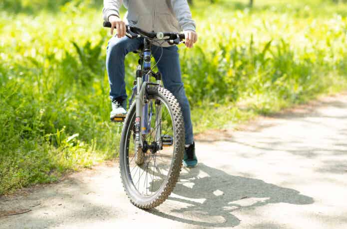 26インチマウンテンバイクに乗る子供