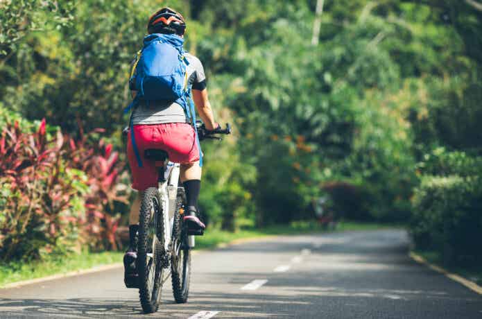 26インチマウンテンバイクでロングライドする女性