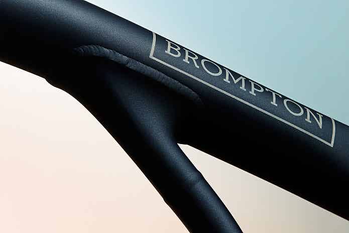 BROMPTONの新色「Black and Gold」のフレーム