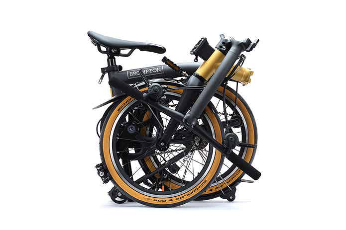 折りたたまれた、BROMPTONの新色「Black and Gold」
