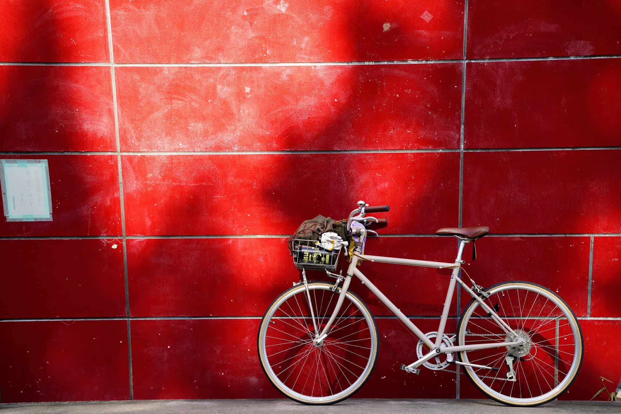 赤い壁の前に置かれたTOKYOBIKE 26