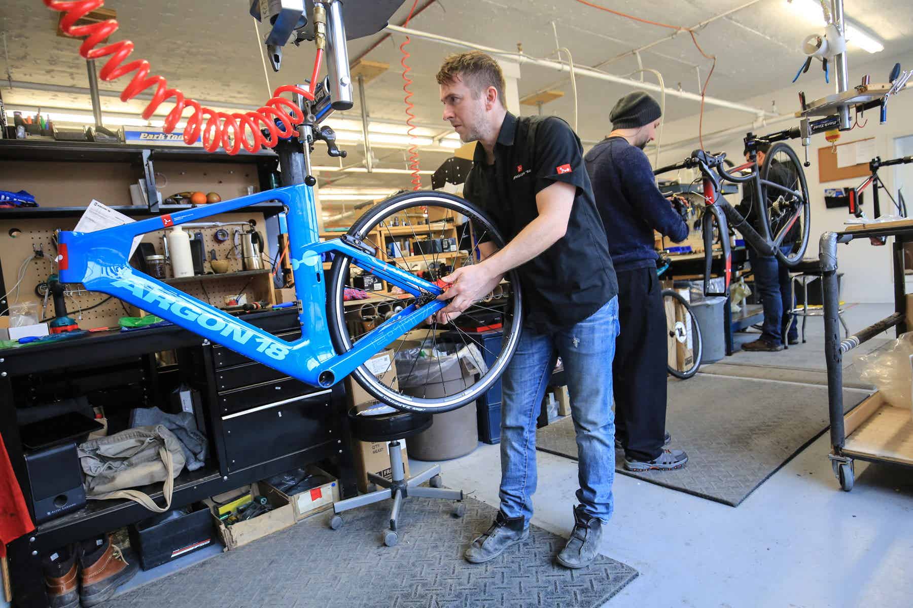 アルゴン18のロードバイクをつくるスタッフ
