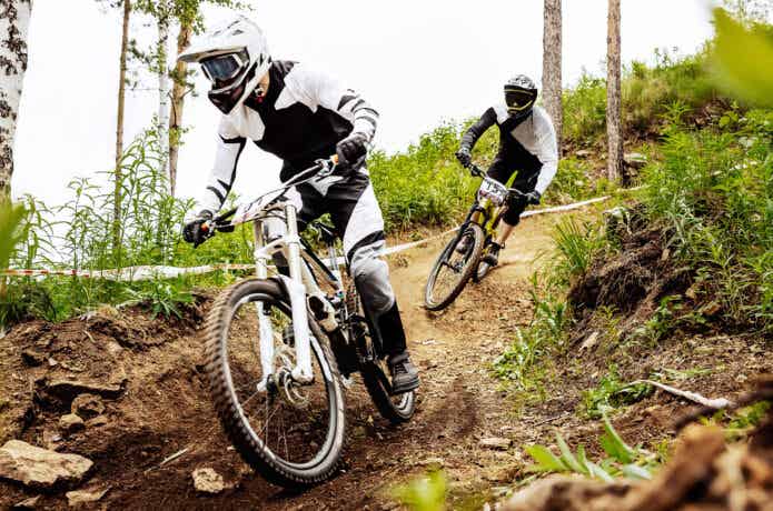 MTBでレースを行うライダー