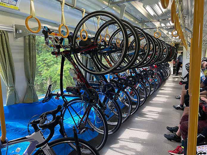 サイクルトレインに積まれた自転車