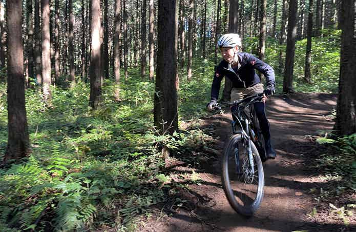 MTBでトレイル走行をする男性