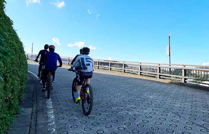 MTBでサイクリングする男性達