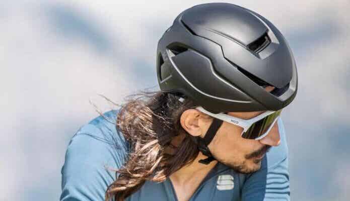 KASKヘルメットをかぶった男性