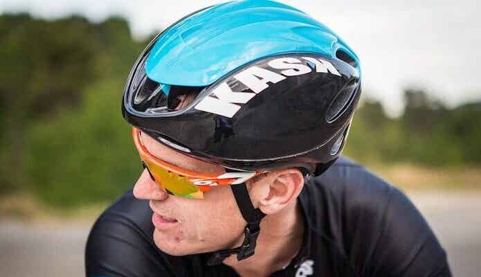 KASKヘルメットをかぶった男性