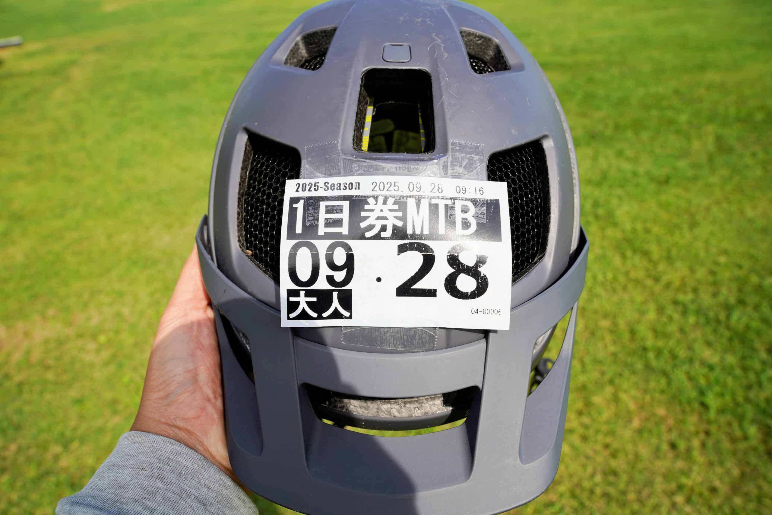 リフト券をつけたヘルメット