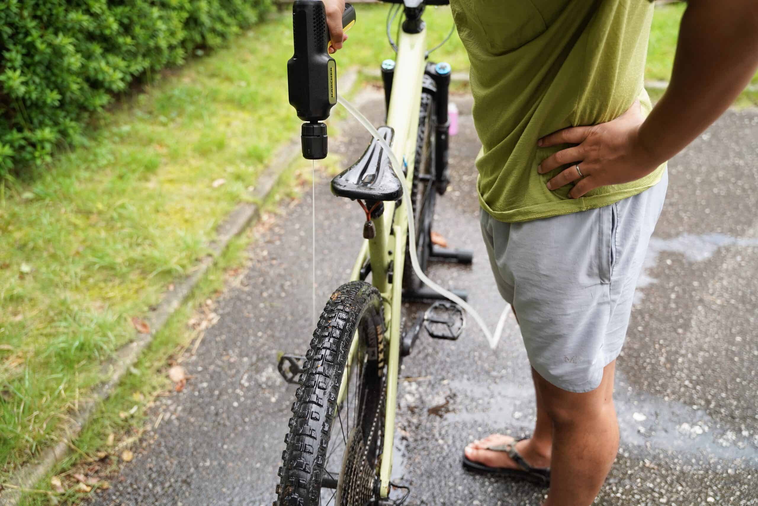 「OC Handy Compact」のジェットモードで自転車を洗車