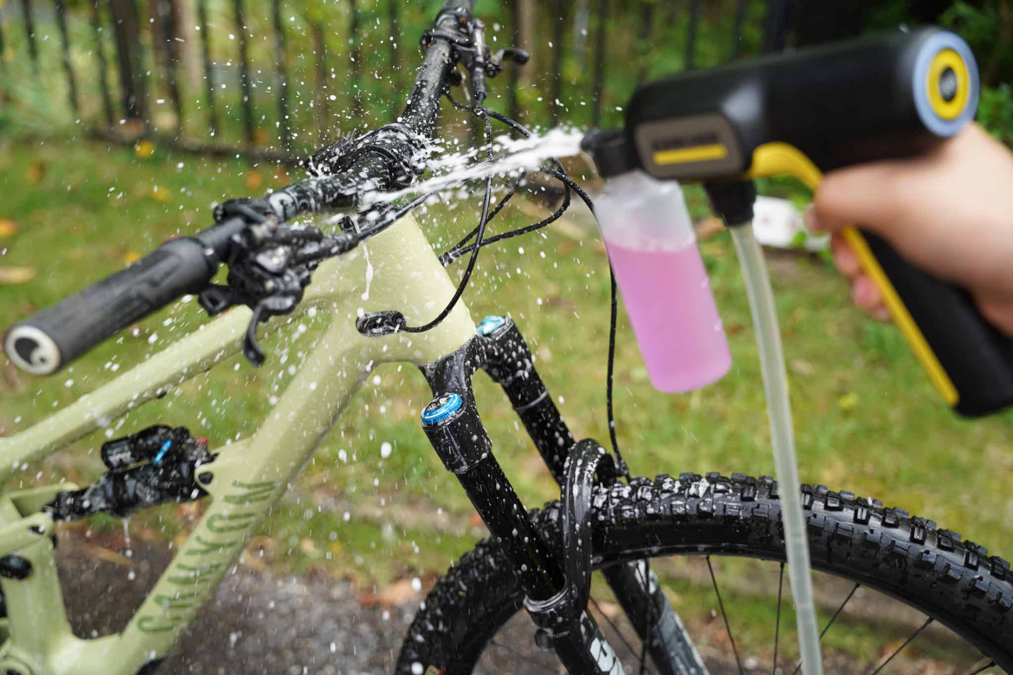「OC Handy Compact」でMTBを泡洗浄