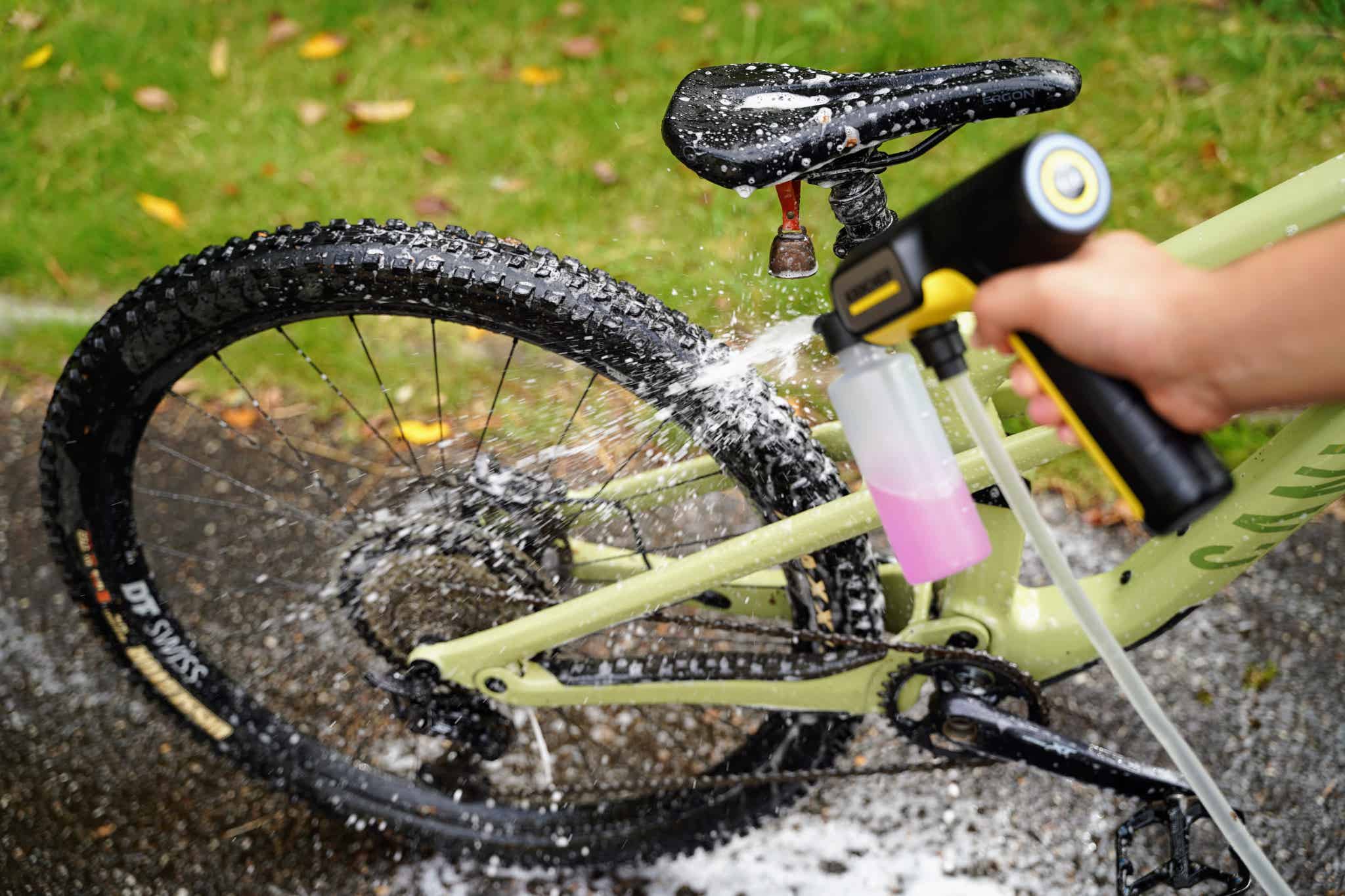 「OC Handy Compact」でMTBを泡洗浄