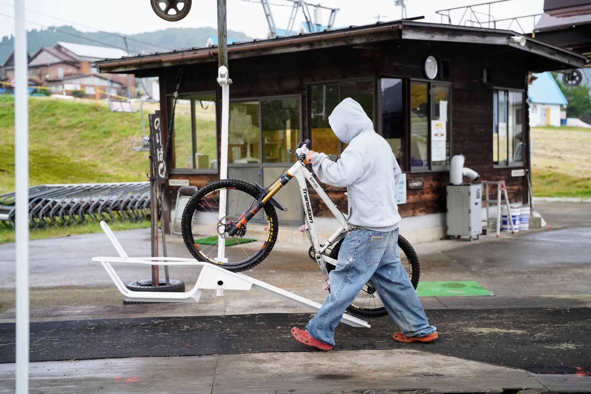リフトにMTBを載せているスタッフ