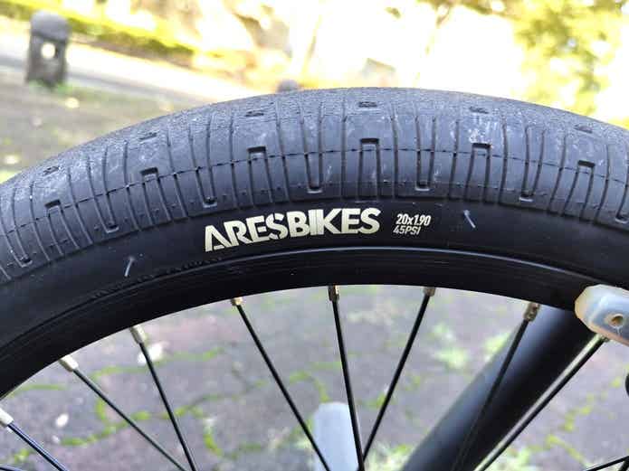ARESBIKESのBMXタイヤ