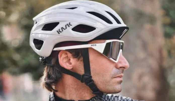 KASKヘルメットをかぶった男性