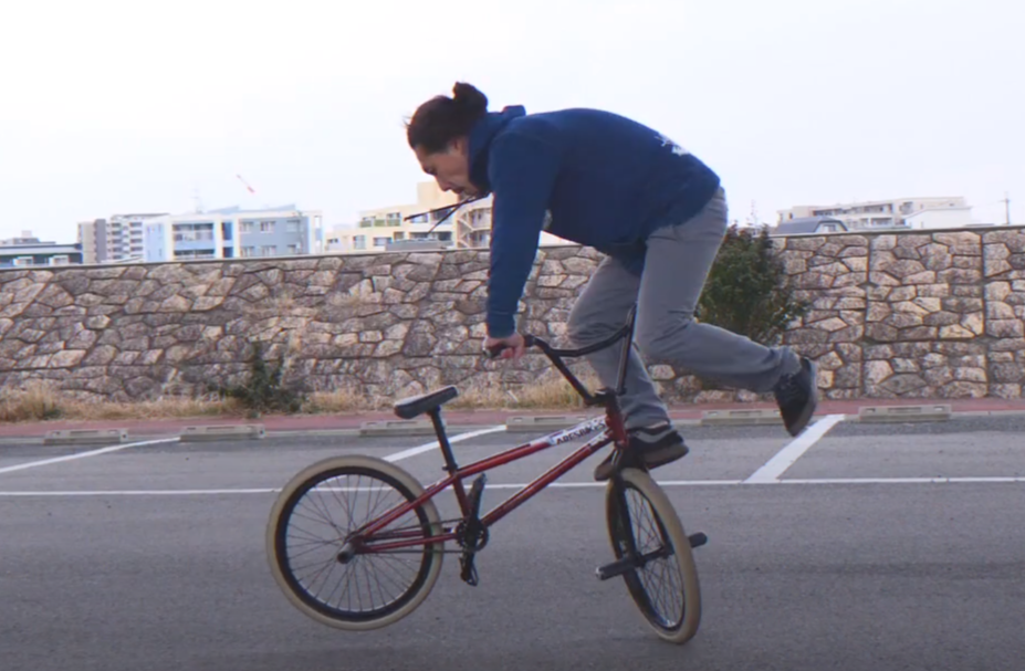 ARESBIKESのBMXに乗る男性