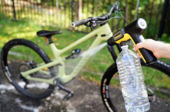 話題のケルヒャー「OC Handy Compact」は自転車洗車に使える？泥だらけのMTBで検証してみた