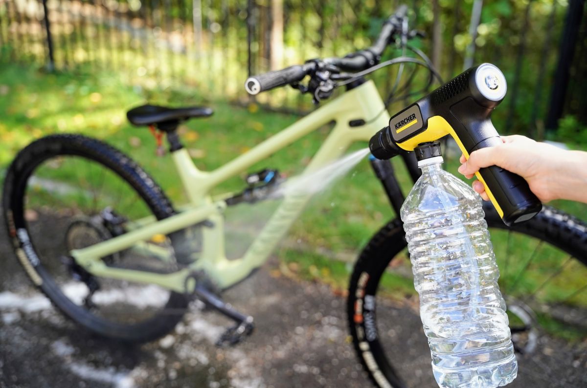 話題のケルヒャー「OC Handy Compact」は自転車洗車に使える？泥だらけのMTBで検証してみた