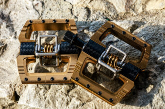 【ブロンズの輝き】ダウンヒル王者と共同開発！Crankbrothersからプレミアムなペダルが登場
