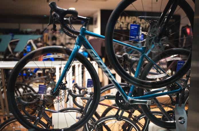 自転車ショップのアルミロードバイク