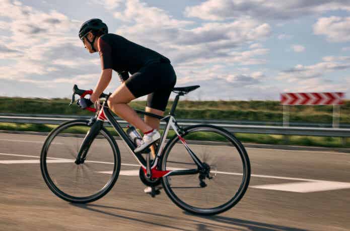 アルミロードバイクでサイクリングする男性
