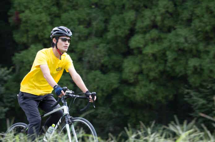 アルミロードバイクでサイクリングする男性